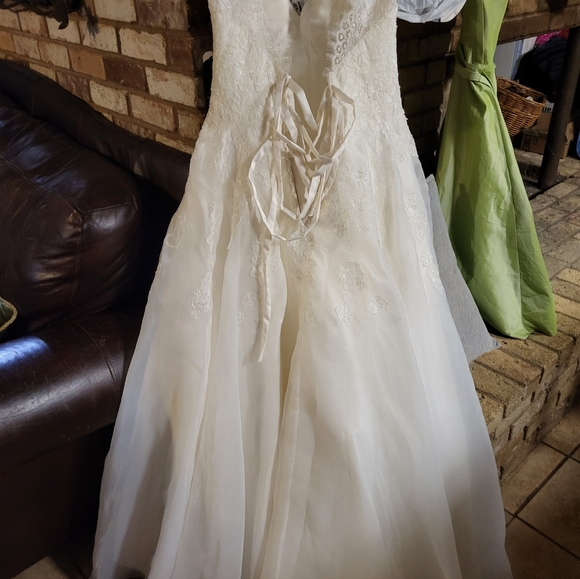 Ivory lace up wedding dress - Picture 4 of 13